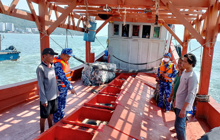 Cảnh sát biển kiểm tra khoang chứa dầu D.O trên một tàu cá - Ảnh: Cảnh sát biển cung cấp