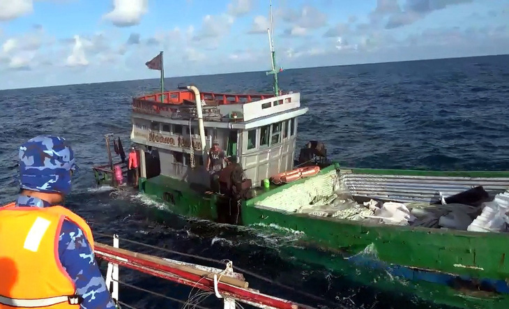 Tàu cảnh sát biển tiếp cận cứu người trên tàu chở nước đá - Ảnh: Cảnh sát biển cung cấp