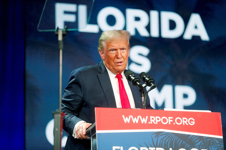 Ông Donald Trump phát biểu trước những người ủng hộ tại một sự kiện ở Florida (Mỹ) vào ngày 4-11 - Ảnh: REUTERS