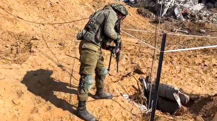 Ảnh được Đài NBC News (Mỹ) đăng ngày 7-11 cho thấy một binh sĩ Israel nhìn vào một đường hầm ở phía bắc Dải Gaza. NBC News không nói rõ bức ảnh này được chụp vào thời gian nào - Ảnh: NBC NEWS