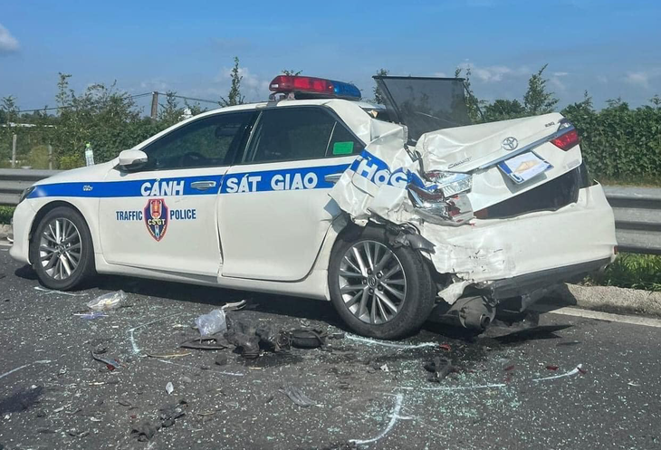 Xe cảnh sát giao thông hư hỏng sau khi bị tông trúng - Ảnh: Công an cung cấp