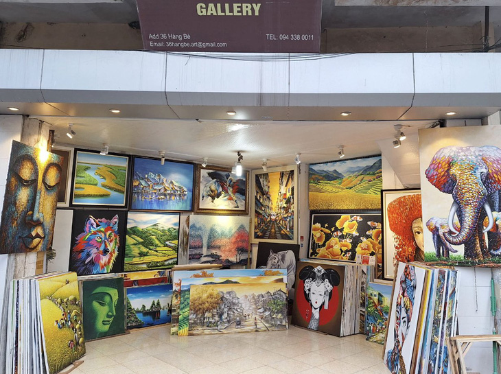 Những bức tranh được bán tại cửa hàng Huy Hùng Gallery ở Hà Nội - Ảnh: SCMP