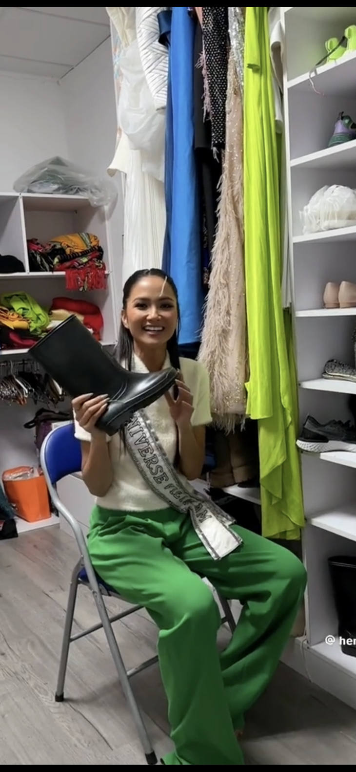 H'Hen Niê làm vlog khoe tủ giày cá nhân