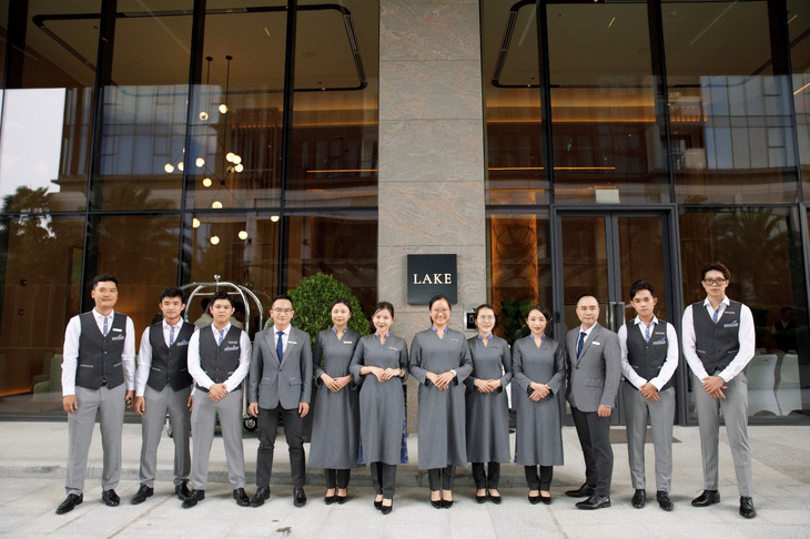 Đội ngũ quản gia Marriott được đào tạo chuyên nghiệp theo tiêu chuẩn khách sạn 5 sao đã sẵn sàng phục vụ các cư dân đầu tiên của tòa Lake
