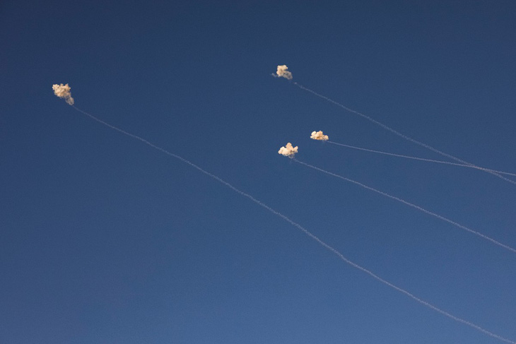 Những quả rocket phóng từ miền nam Lebanon bị đánh chặn phía trên một vị trí gần khu định cư Dan ở miền bắc Israel vào ngày 7-11 - Ảnh: AFP