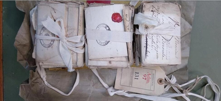 Giáo sư Đại học Cambridge khai quật những bức thư chưa đọc tại Cơ quan Lưu trữ quốc gia ở Kew - Ảnh: AFP