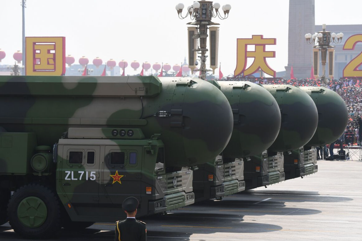 Tên lửa đạn đạo liên lục địa DF-41 có khả năng mang hạt nhân của Trung Quốc trong cuộc duyệt binh tại quảng trường Thiên An Môn, Bắc Kinh năm 2019 - Ảnh: AFP