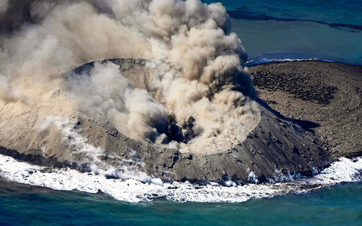 Video núi lửa ở Nhật Bản phun dữ dội tạo ra đảo mới