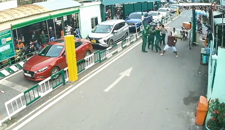 Một người đàn ông lái xe máy chạy ngược chiều và đánh nhân viên phà Cát Lái (hướng Đồng Nai đi TP.HCM) - Ảnh chụp từ clip