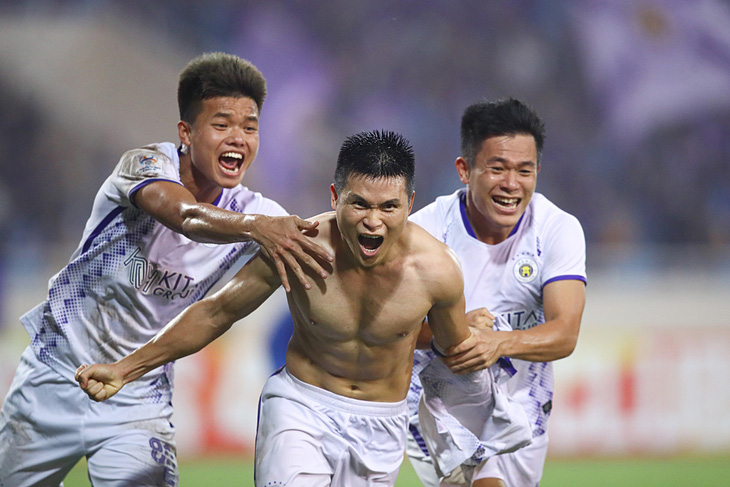 Tiền đạo Phạm Tuấn Hải ăn mừng cảm xúc sau khi giúp CLB Hà Nội có điểm số đầu tiên tại AFC Champions League 2023 - 2024 - Ảnh: MINH ĐỨC