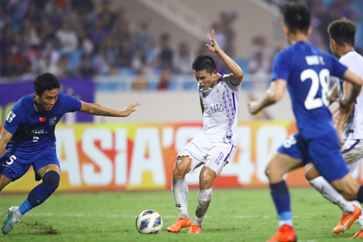 Khoảnh khắc tỏa sáng của Phạm Tuấn Hải giúp CLB Hà Nội có 3 điểm đầu tiên tại AFC Champions League và chấm dứt chuỗi 5 trận thua kể từ đầu mùa giải 2023 - 2024 - Ảnh: MINH ĐỨC