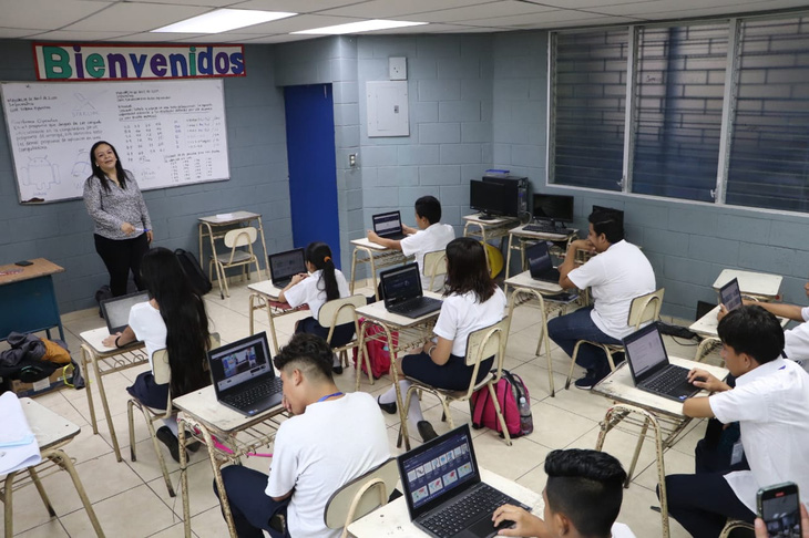 El Salvador cung cấp miễn phí internet vệ tinh cho trường học - Ảnh 1.