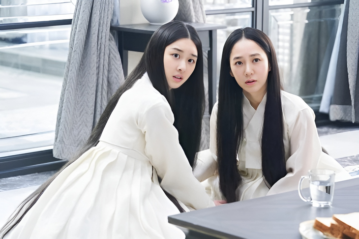 Cảnh phu nhân Du Ri An và con dâu So Jeo mặc hanbok, xõa tóc sau khi xuyên không đến thời hiện đại - Ảnh chụp màn hình