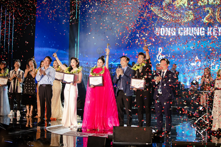 Lê Minh Ngọc (váy đỏ) chiến thắng Sao Mai 2022 với phong cách nhạc dân gian - Ảnh: NVCC