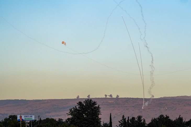 Hệ thống phòng không của Israel đánh chặn rocket từ Lebanon vào ngày 7-11 - Ảnh: THE TIMES OF ISRAEL/FLASH90