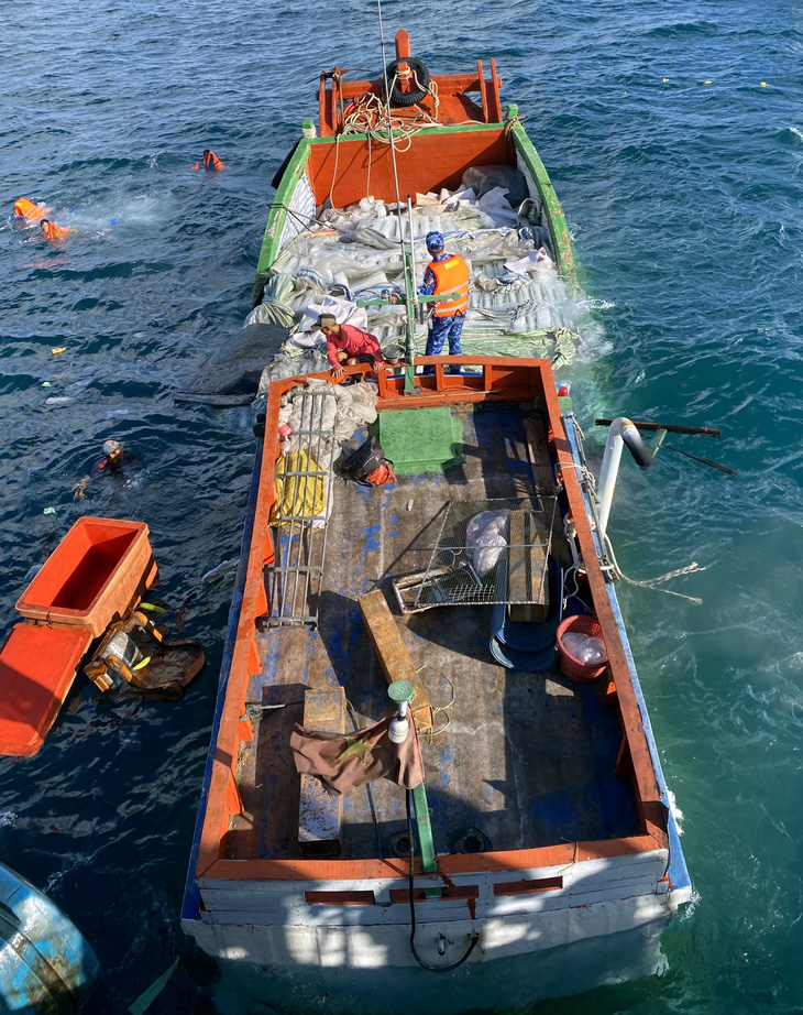Tàu chở nước đá đang chìm trên biển Côn Đảo - Ảnh: Cảnh sát biển cung cấp