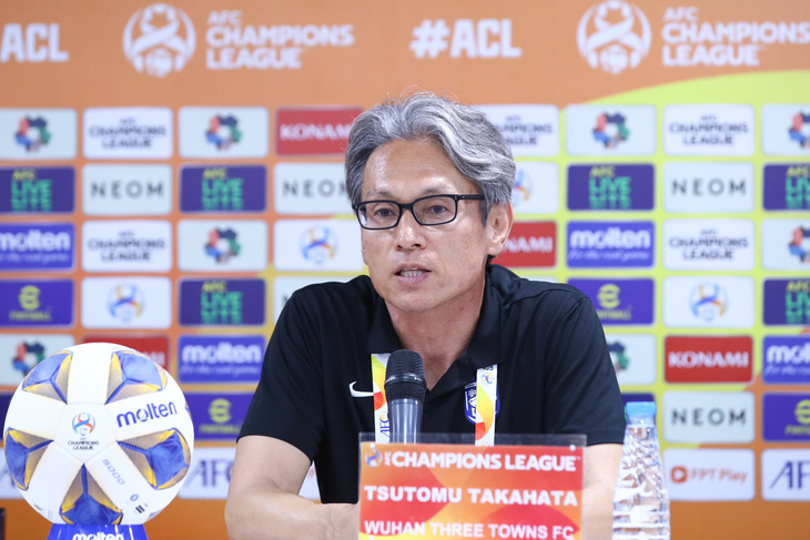 HLV Tsutomu Takahata cho biết các cầu thủ Wuhan Three Towns gặp nhiều bất lợi khi thi đấu trên sân Mỹ Đình - Ảnh: MINH ĐỨC