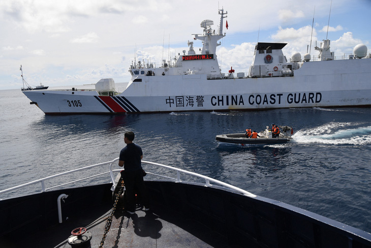 Hình ảnh tàu hải cảnh Trung Quốc chặn một tàu của Philippines gần bãi cạn Scarborough vào tháng 9-2023 - Ảnh: AFP