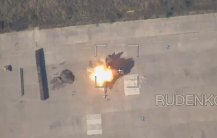 Ảnh chụp màn hình cho thấy máy bay không người lái Lancet phá hủy máy bay chiến đấu Su-25 của Ukraine tại sân bay gần Kryvyi Rih, tỉnh Dnipropetrovsk, tháng 10-2023 - Ảnh: VOENKOR RUDENKO