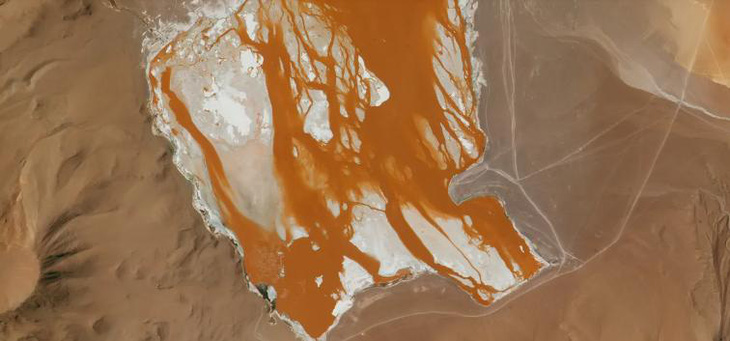 Hồ Laguna Colorada, hay còn gọi là Red Lagoon, ở dãy Andes Bolivia chụp vào ngày 7-9-2023 - Ảnh: ISS/NASA