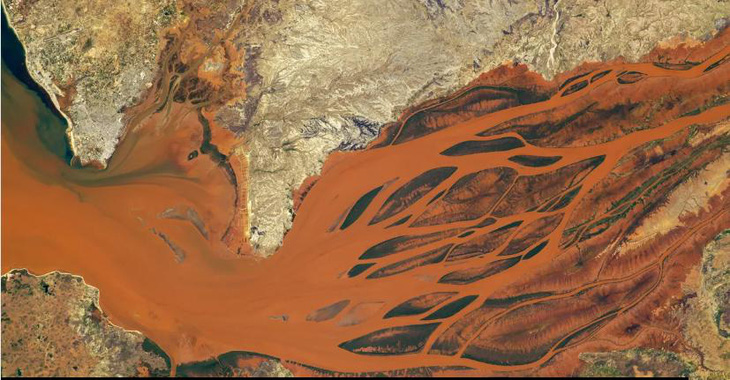Vùng nước màu nâu đỏ của sông Betsiboka ở Madagascar  chụp vào ngày 30-9-2023 - Ảnh: ISS/NASA
