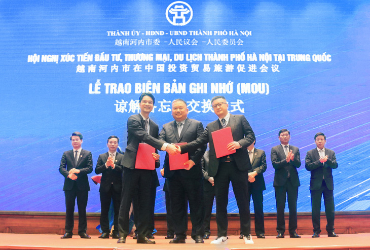 Ông Võ Trung Hiếu – giám đốc Kinh doanh Quốc tế Vinamilk (ngoài cùng bên trái) - ký kết biên bản ghi nhớ hợp tác phân phối sữa chua với 2 đối tác Trung Quốc