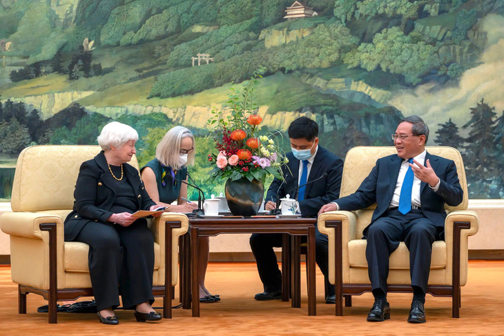 Bộ trưởng Tài chính Mỹ Janet L. Yellen (trái) ngồi họp với Thủ tướng Trung Quốc Lý Cường và thuyết phục Chính phủ Trung Quốc cùng hợp tác để giải quyết cuộc khủng hoảng nợ tại các nước thu nhập thấp - Ảnh: New York Times