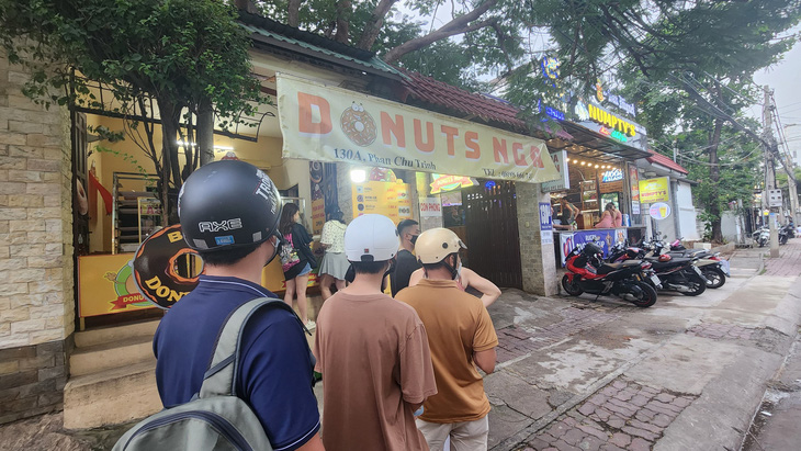 Khách xếp hàng chờ mua bánh donut - Ảnh: MINH CHÂU