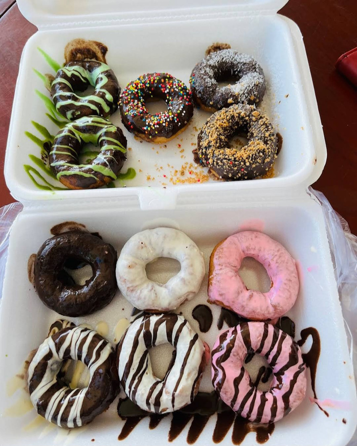 Hai trong số những combo set bán chạy nhất của Donut Nga - Ảnh: MINH CHÂU