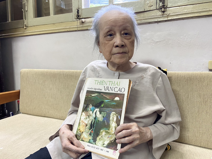 Bà Nghiêm Thúy Băng ở tuổi 94, cầm tập nhạc Thiên Thai do NXB Trẻ phát hành năm 1988