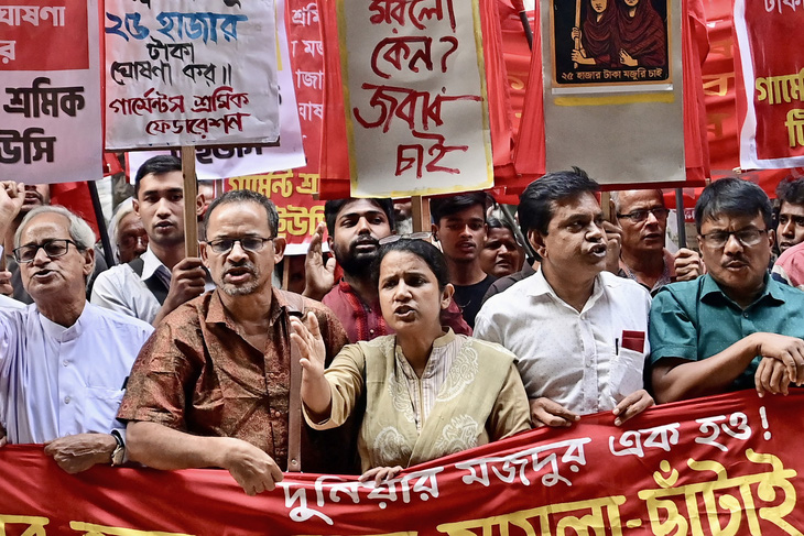 Công nhân Bangladesh đấu tranh đòi quyền lợi ở Dhaka ngày 7-11 - Ảnh: AFP