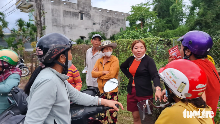 Người dân làng mai Háo Đức 1 bàng hoàng khi chứng kiến vụ việc Hồ Thanh Cường chém chết cha và anh ruột - Ảnh: LÂM THIÊN