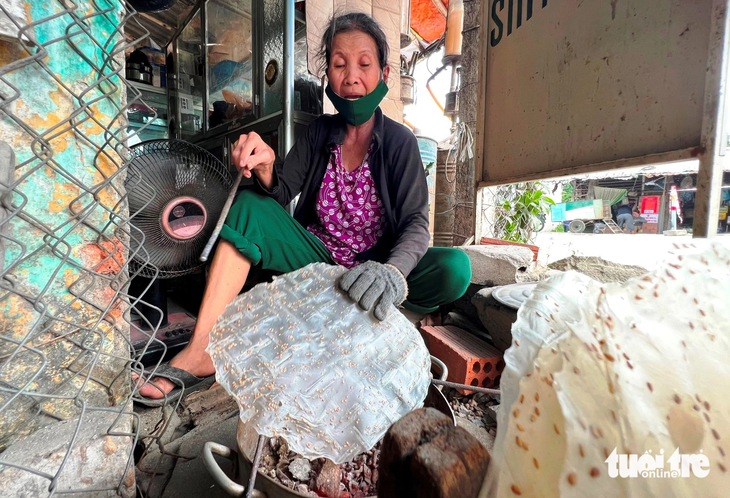 Bà Đào Thị Hào (69 tuổi) từng là nhân viên đường sắt, sinh sống trong 'nhà xuống ban' từ năm 1987 đến nay