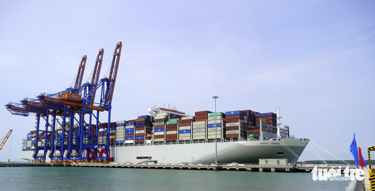Siêu tàu cotainer OOCL Spain có trọng tải lên đến 225.000 tấn cập cảng Cái Mép - Thị Vải tháng 3-2023.