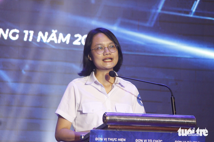 Chị Trần Thu Hà - phó chủ tịch Hội Sinh viên Việt Nam - phát biểu tại Hành trình bài ca sinh viên năm 2023 tối 9-11 - Ảnh: CÔNG TRIỆU