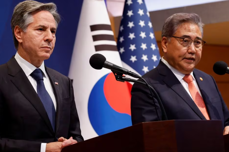 Ngoại trưởng Mỹ Antony Blinken (trái) và Ngoại trưởng Hàn Quốc Park Jin trong cuộc họp báo tại Hàn Quốc ngày 9-11 - Ảnh: REUTERS