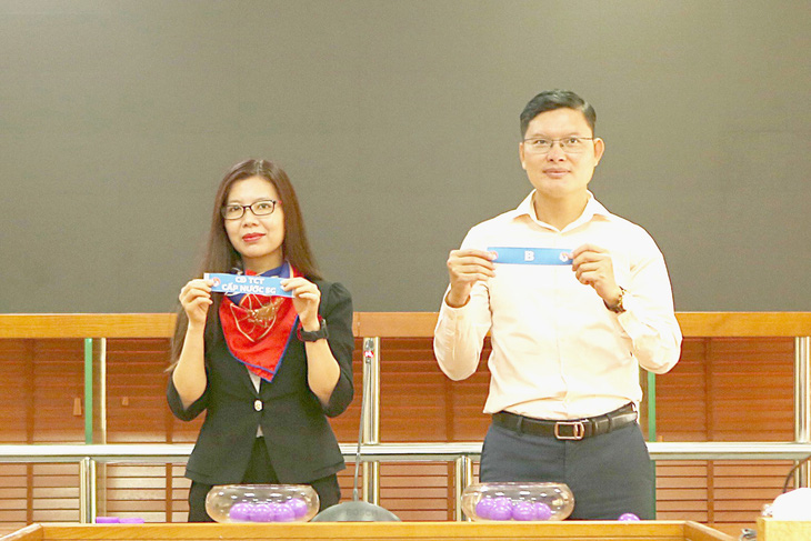 Đại diện Tổng liên đoàn Lao động Việt Nam (phải) và báo Tuổi Trẻ tại lễ bốc thăm - Ảnh: HOÀNG TÙNG