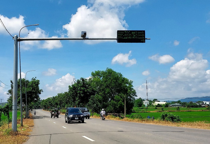 Một camera giám sát để xử phạt vi phạm giao thông trên quốc lộ 55 - Ảnh: ĐÔNG HÀ 