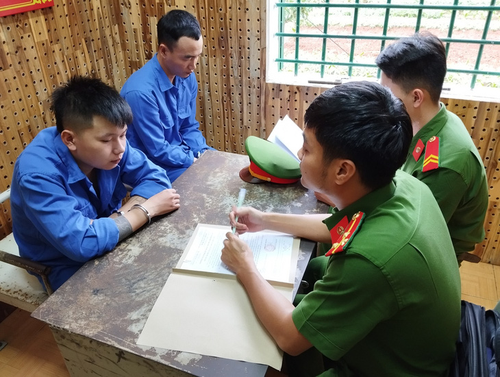 Hai nghi phạm Bùi Ngọc Thanh và Vương Huỳnh Phúc trong đường dây cho vay nặng lãi ở Đắk Nông - Ảnh: M.Q.
