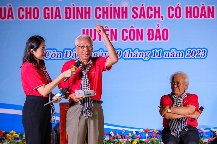 Giao lưu với soạn giả Cao Đức Trường (giữa) và nhạc sĩ Trần Xuân Tiến - Ảnh: NGUYỄN HIỀN