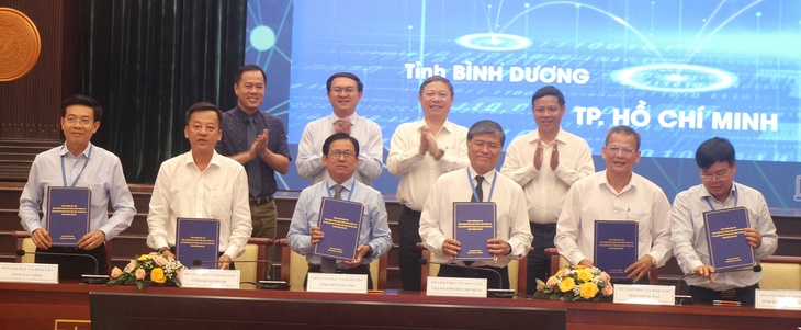 Lãnh đạo sở giáo dục và đào tạo thuộc 6 tỉnh thành Đông Nam Bộ đã ký kết hợp tác thực hiện chuyển đổi số. Lễ ký kết diễn ra tại Hội trường Thành ủy TP.HCM - Ảnh: PHÚC HỒ