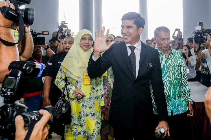Cựu bộ trưởng Bộ Thanh niên và Thể thao Malaysia Syed Saddiq Abdul Rahman tươi cười trước khi bước vào phiên tuyên án ngày 9-11 - Ảnh: MALAY MAIL