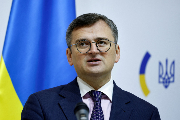 Ngoại trưởng Ukraine Dmytro Kuleba phát biểu họp báo hôm 16-10 - Ảnh: REUTERS