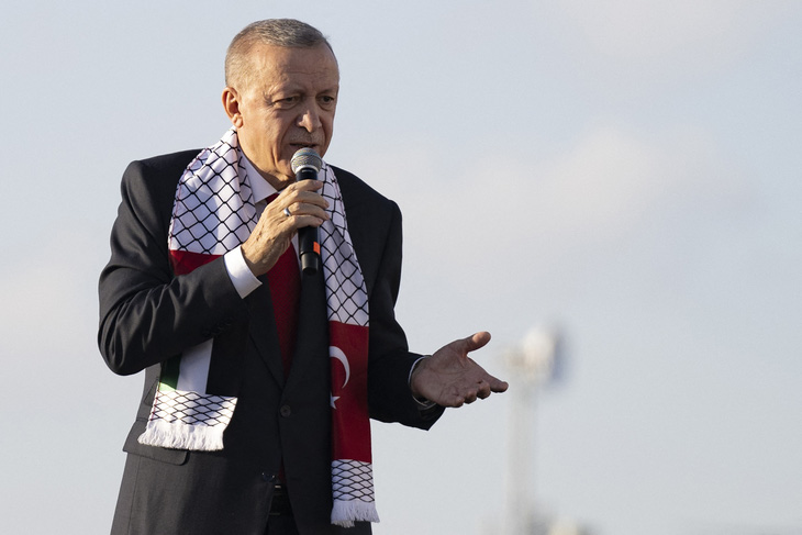 Tổng thống Thổ Nhĩ Kỳ Tayyip Erdogan phát biểu tại buổi diễu hành nhằm thể hiện sự ủng hộ với người dân Palestine. Xung đột Israel - Hamas là một trong những điểm bất đồng trong quan hệ giữa Ankara và EU - Ảnh: AFP