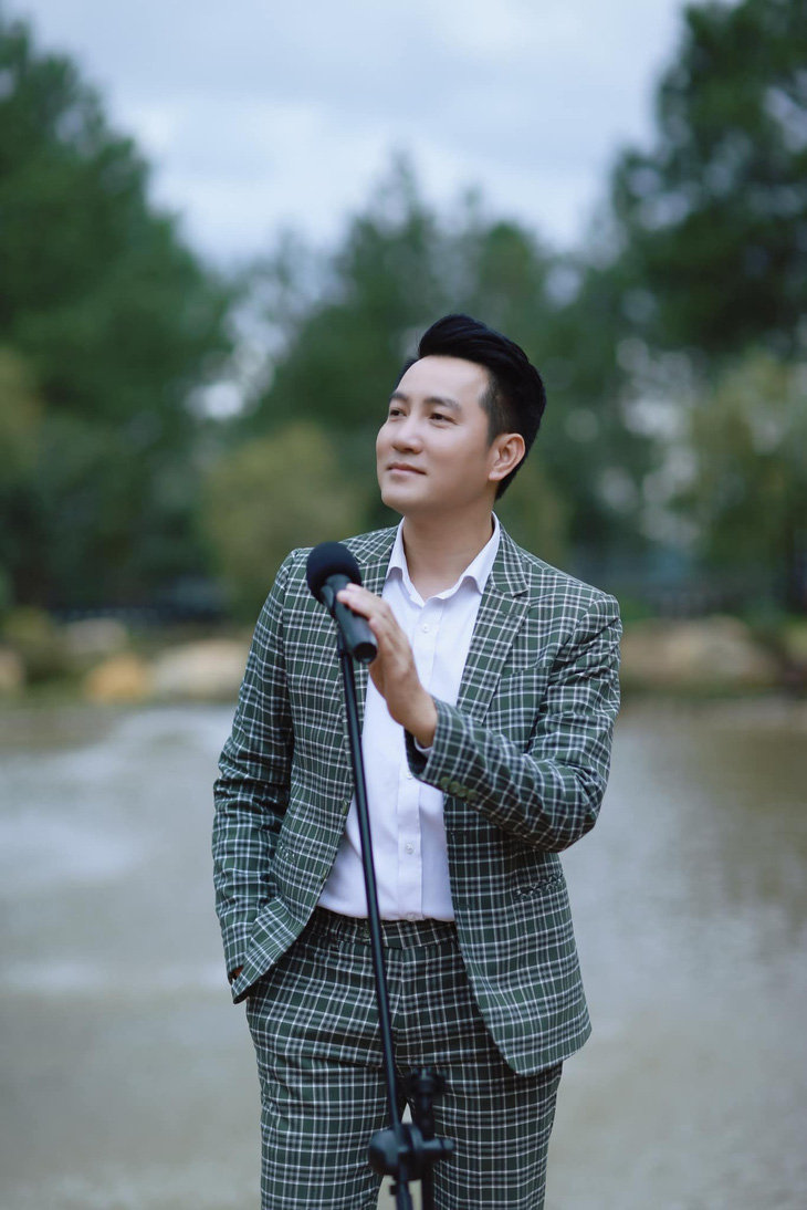 Ca sĩ Nguyễn Phi Hùng kể chuyện được khán giả bán vé số tặng 500.000 đồng
