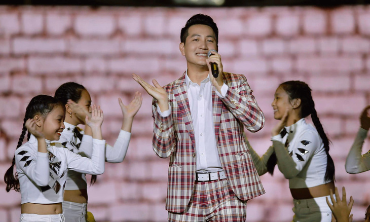 Nguyễn Phi Hùng là một trong những nam ca sĩ có phong độ trình diễn bền bỉ của V-pop