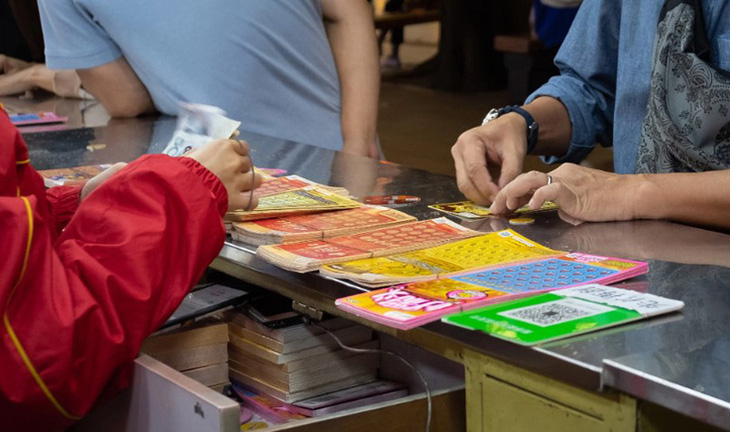 Thẻ cào đã trở nên cực kỳ phổ biến ở Trung Quốc vì chúng rẻ, dễ mua và không cần có kỹ năng để tham gia. Ảnh: Shutterstock