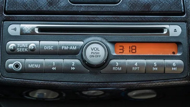 There was a time when AM/FM radio was the main form of entertainment in cars, before dashboard center screens came along - Photo: The Hill