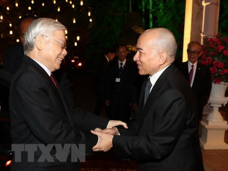 Tổng bí thư Nguyễn Phú Trọng gặp Quốc vương Norodom Sihamoni năm 2019 - Ảnh: TTXVN