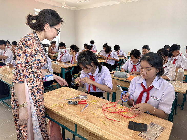Giáo viên Trường THCS Suối Trầu trong Khu tái định cư Lộc An - Bình Sơn hướng dẫn học sinh thực hành môn kỹ thuật điện - Ảnh: CÔNG NGHĨA